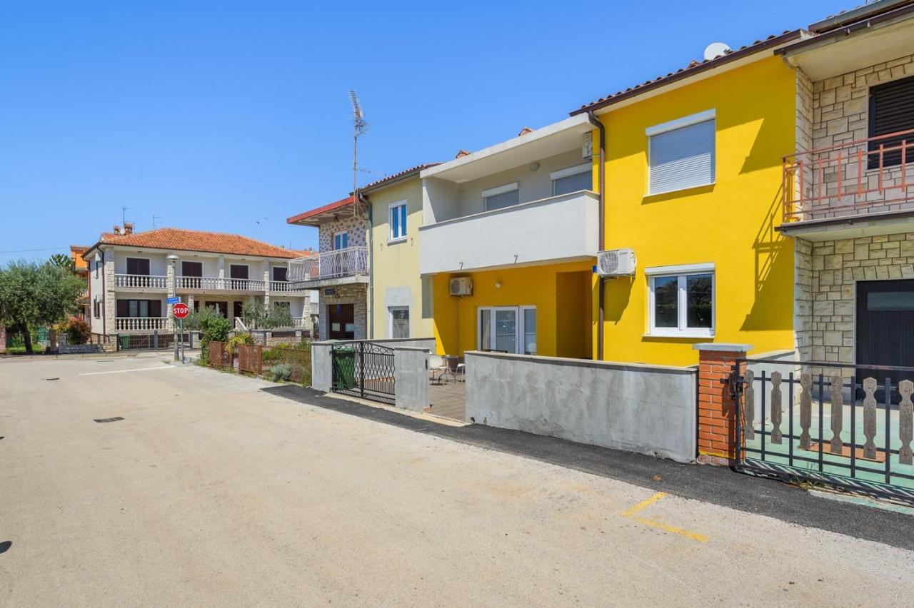 House With Apartments Mila Umag Exterior photo