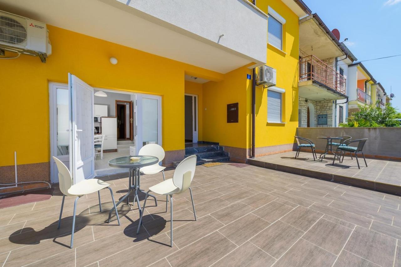 House With Apartments Mila Umag Exterior photo