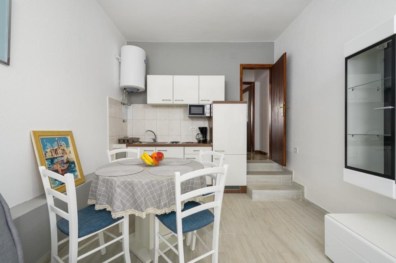 House With Apartments Mila Umag Exterior photo